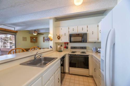 Stunning Lakefront Views - 2br Condo - Bbq And Fireplace!