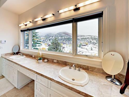 Grand 5,000 Square Foot 4br Mountain Home Home