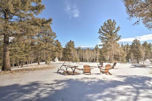 Log Cabin With Mountain Views About 30mi To Pikes Peak