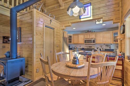 Log Cabin With Mountain Views About 30mi To Pikes Peak