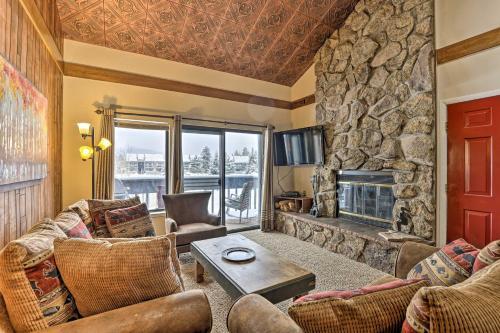 Apartamento Fraser Condo With Balcony, Walk To Ski Shuttle!