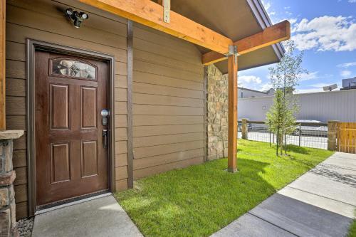 Upscale Getaway With Hot Tub, Walk To Main St