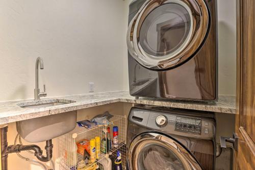 Upscale Getaway With Hot Tub, Walk To Main St