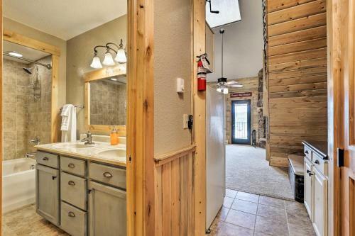 Apartamento Granby Condo With Pool Access - Mins To Hiking!