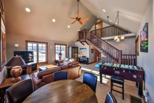 Saddle Ridge Lodge