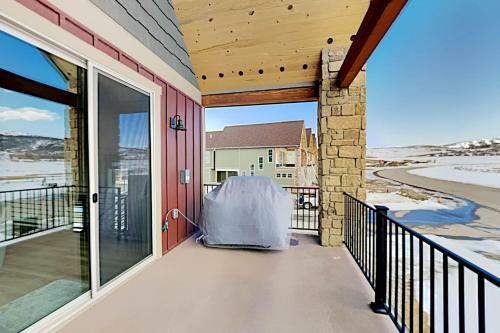 End-unit At Eagle Ridge - Mountain Views & Hot Tub Townhouse