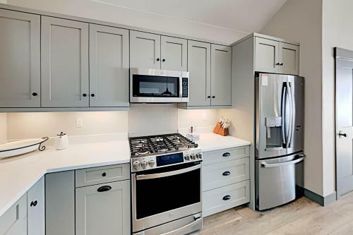 End-unit At Eagle Ridge - Mountain Views & Hot Tub Townhouse