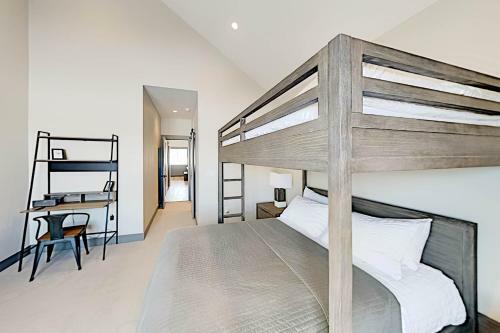 End-unit At Eagle Ridge - Mountain Views & Hot Tub Townhouse