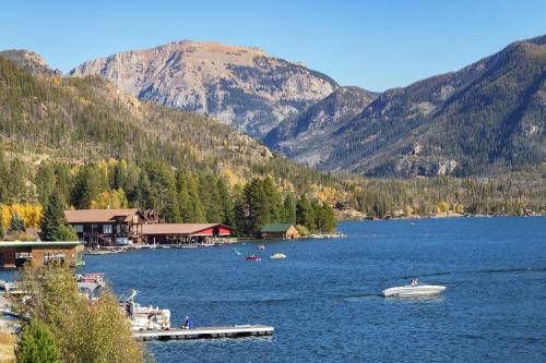 Updated Western Cabin Just 2 Blocks To Grand Lake!
