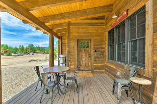 Updated Western Cabin Just 2 Blocks To Grand Lake!