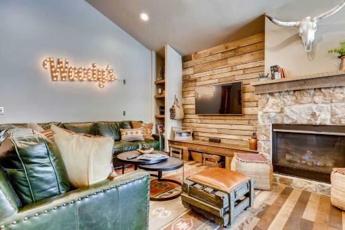 Updated Western Cabin Just 2 Blocks To Grand Lake!