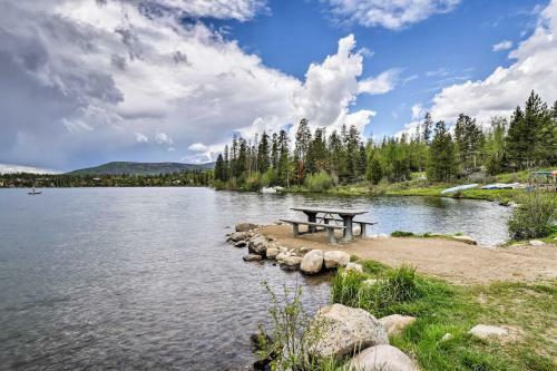 Rocky Mtn Retreat With Balcony, Fire Pit And Grill!
