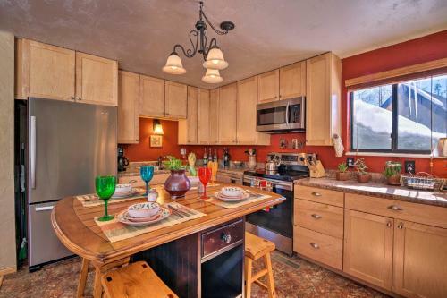 Rocky Mtn Retreat With Balcony, Fire Pit And Grill!
