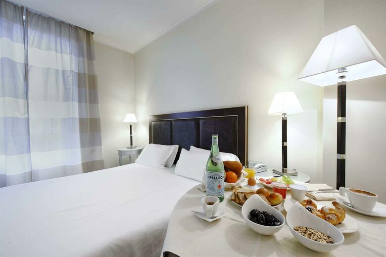 Hotel Canada(.)