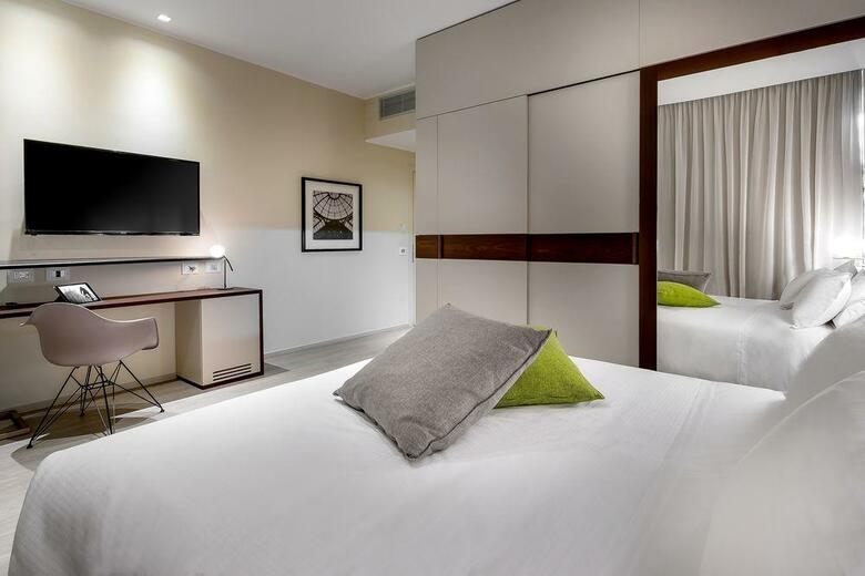 Hotel Canada(.)