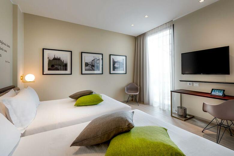 Hotel Canada(.)
