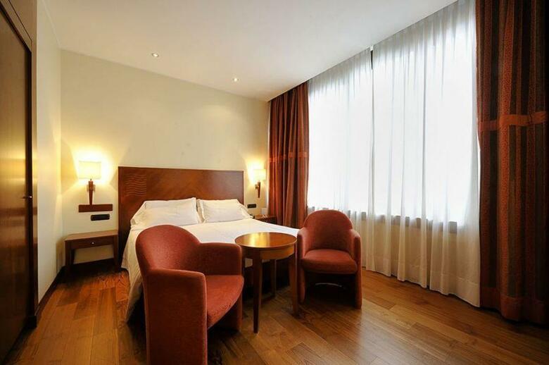 Hotel Canada(.)