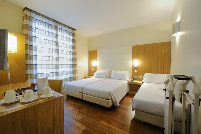 Hotel Canada(.)