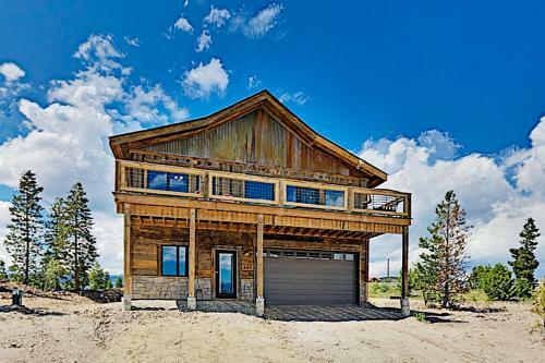 Stylish New Lake-view Home With Fireplace & Firepit Home