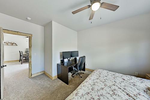 Stylish New Lake-view Home With Fireplace & Firepit Home