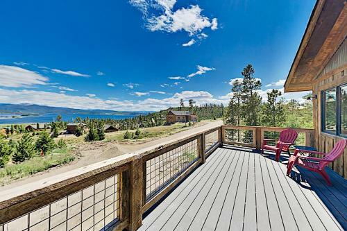 Stylish New Lake-view Home With Fireplace & Firepit Home
