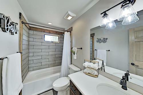 Stylish New Lake-view Home With Fireplace & Firepit Home