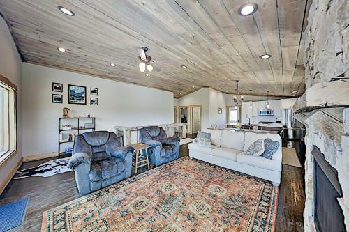 Stylish New Lake-view Home With Fireplace & Firepit Home