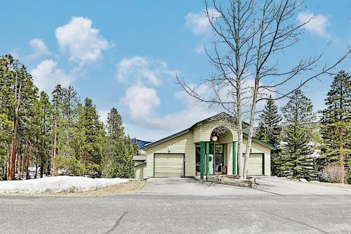 Keystone Ranch With Hot Tub, Sauna & Chef's Kitchen Home