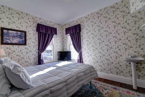 Governor's Mansion - Downtown Beautiful Space, Pool Table, Pets Welcome!