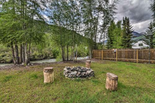 Riverfront House With Fire Pit, Deck And Bbq!
