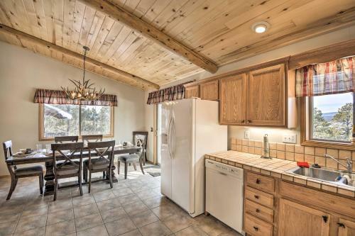 Rustic Home With Deck, Near Fishing And Downtown!