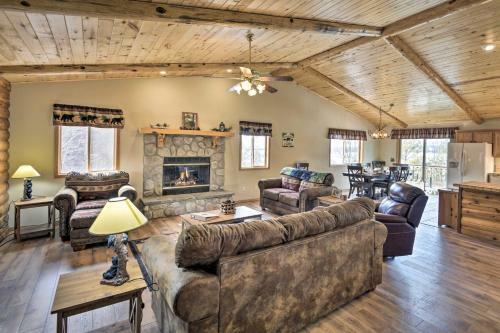 Rustic Home With Deck, Near Fishing And Downtown!