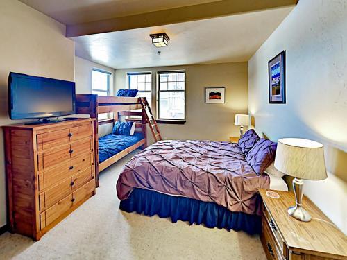 New Listing! Mountain Haven On Ski Shuttle Route Townhouse