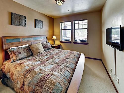 New Listing! Mountain Haven On Ski Shuttle Route Townhouse