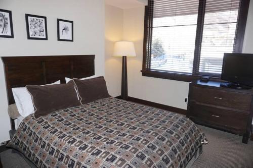 120 Carriage Way 2205