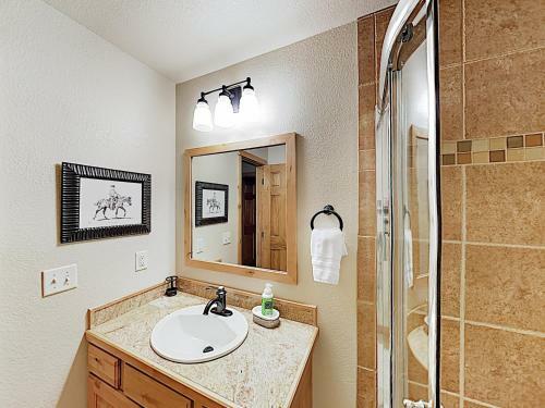 Choice Mountain-view New-build With Private Garage Home