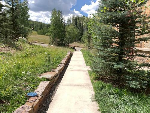 Lorian 4 - Luxurious Ski-in Ski-out Forest Condo