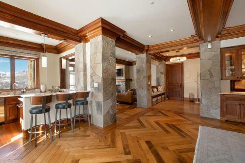 Lorian 4 - Luxurious Ski-in Ski-out Forest Condo
