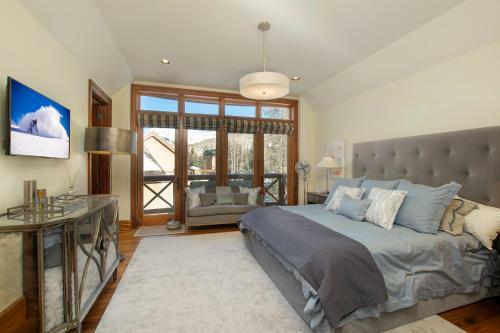 Lorian 4 - Luxurious Ski-in Ski-out Forest Condo