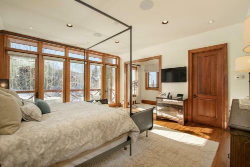 Lorian 4 - Luxurious Ski-in Ski-out Forest Condo