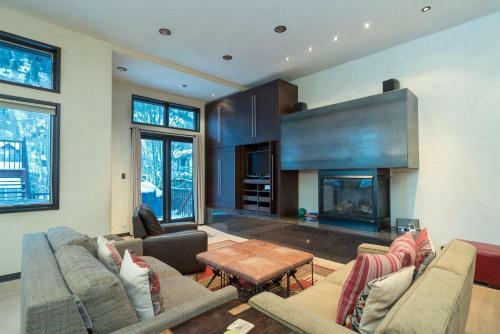 Colorado Ave East 327 - Bear Creek West