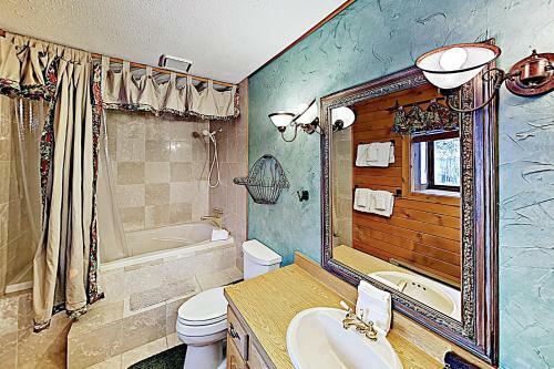 New Listing! Lovely Log Mountain Home With Fireplace Home