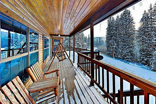 New Listing! Lovely Log Mountain Home With Fireplace Home