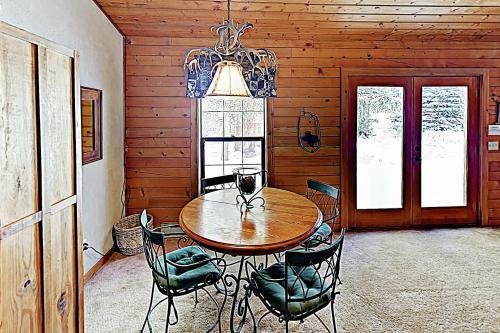 New Listing! Lovely Log Mountain Home With Fireplace Home