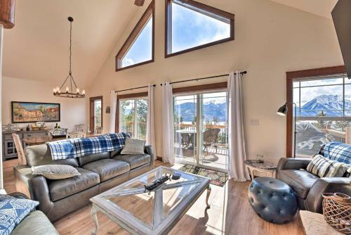 Gorgeous Twin Lakes Home With Deck Overlooking Mtns!