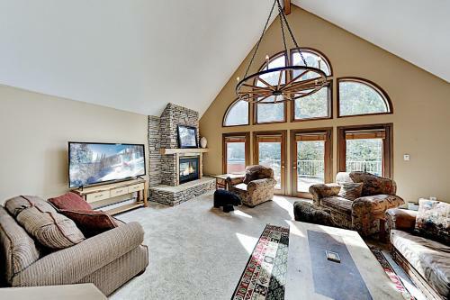 Expansive Mountain Getaway - Balcony & Hot Tub Home