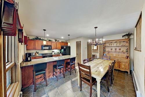 Expansive Mountain Getaway - Balcony & Hot Tub Home