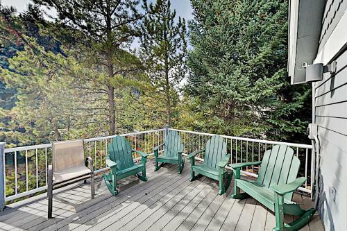 Expansive Mountain Getaway - Balcony & Hot Tub Home