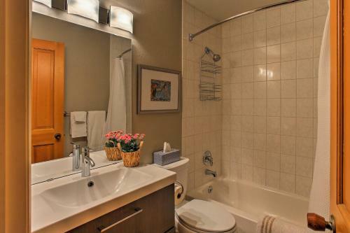 Cozy Vail Townhome With Views Near Shuttle Stop!