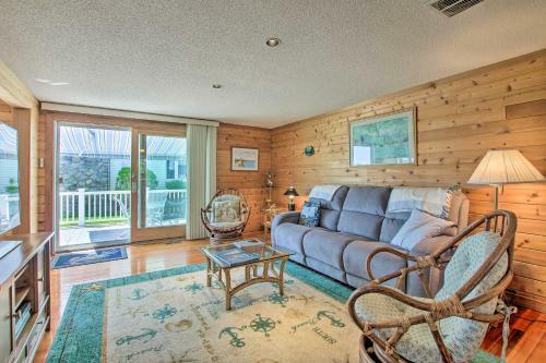 Niantic Getaway With Water Views - Walk To Beach